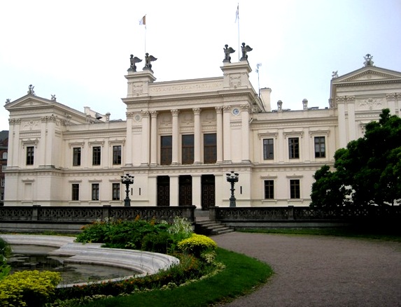 Nicht-EU-Bürger müssen Studiengebühr in Schweden bezahlen Ein recht brisantes Thema der letzten Zeit ist in Schweden, dass Universitäten Studiengebühren für Nicht-EU-Bürger einführen wollen, die sich je...