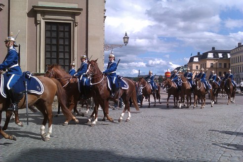 Reiterparade der Garde vor dem königlichen Schloss in Stockholm