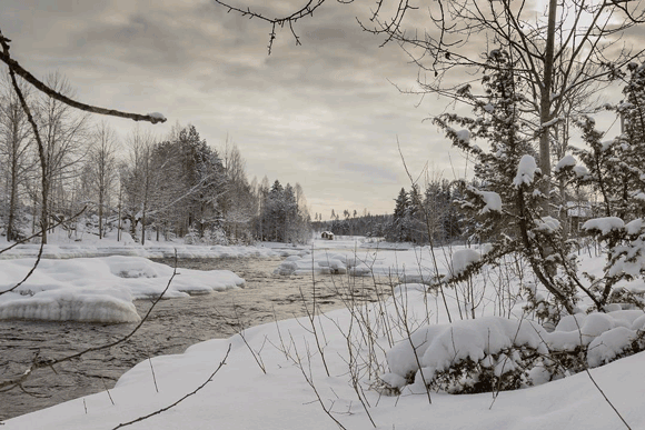 Der Fluss Voxnan im winterlich verschneiten Kleid in der Nähe von Bollnäs und Söderhamn in Hälsingland